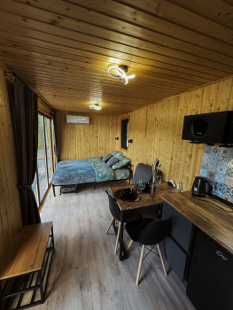 Домик с террасой на крыше у воды  — фото 2