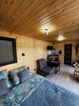 Домик с террасой на крыше у воды  — фото 3