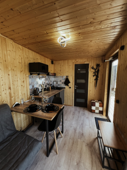 Домик с террасой на крыше у воды  — фото 6